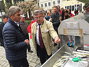 Torwandschießen mit der Spargelkönigin Martina I. (©Foto: Martin Schmitz)